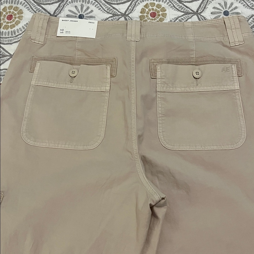 NWT American Eagle Outfitters Baggy Jogger cargo pants, size 10 Regular. - Picture 8 of 10